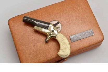 Una pistola modelo Derringer, de la marca Colt, con empuñadura de marfil.