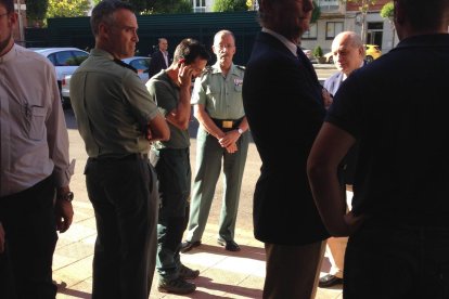 El ministro del Interior, Jorge Fernández Díaz, pasó su teléfono al superviviente, el sargento Enrique Ferrero, para que pudiera conversar durante algunos minutos con el
rey Felipe VI, que se interesó por su estado y le mandó muchos ánimos.
La imagen corresponde
a la conversación.