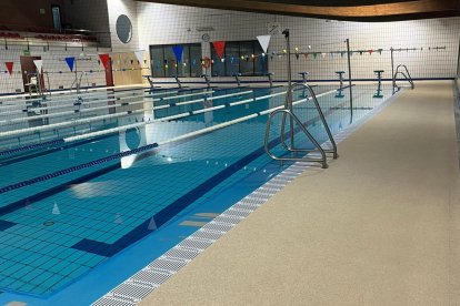 Se ha instalado un suelo antideslizante en la piscina.