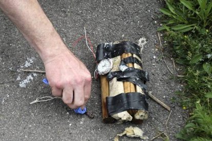 24/04/2013: Artefactos explosivos falsos cortan la autopista del Huerna durante más de dos horas.