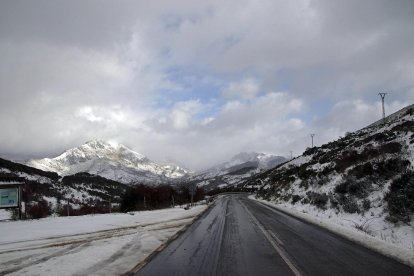 La nieve cubre la montaña de León en el puerto de Pajares y la comarca de los Argüellos.