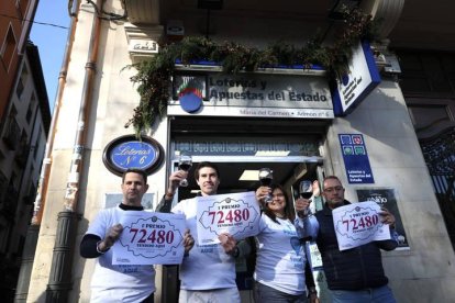 La administración número 6 de Logroño, conocida como Lotería María del Carmen, celebra la venta íntegramente del premio de El Gordo de la Lotería de Navidad el pasado año.