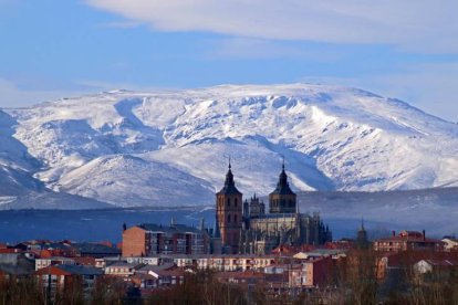 La catedral de Astorga con el Teleno nevado al fondo, el pico de domina la ciudad y Maragatería, el monte sagrado bajo un nombre mixto romano-indígeno: Mars Tilenus era a la vez el dios romano Marte, bajo su advocación agraria, y el dios indígena Tilenus. Es la cumbre más elevada de los montes de León, parte del macizo Galaico-Leonés, con una altitud de 2.188 metros sobre el nivel del mar.