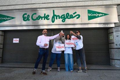 El Corte Inglés de León reparte el Primer premio de la lotería del Niño.