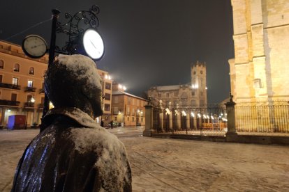 Nieve en la catedral de León.