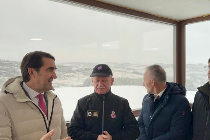 El consejero de Medio Ambiente, Vivienda y Ordenación del Territorio, Juan Carlos Suárez-Quiñones, durante visita las obras de la base de helicópteros de El Oterico.