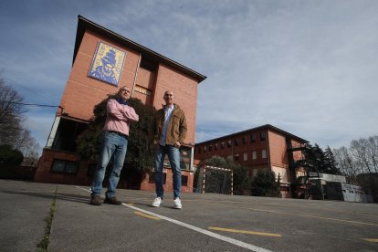 Juanjo Albares y Pablo García, con el mural de las fachada.