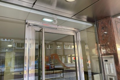Portal de la vivienda en la plaza del Maestro Odón Alonso en la que tuvo lugar el suceso.
