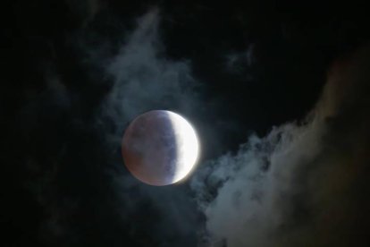 El eclipse de luna visto desde Puerto del Rosario (Fuerteventura), este viernes
