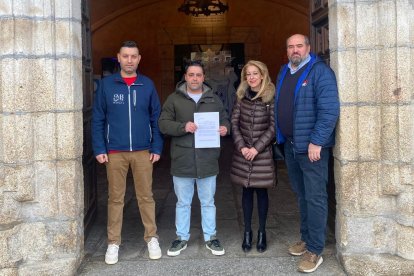 Representantes de los negocios de La Rosaleda a la entrada de la casa consistorial, donde registraron el escrito con sus necesidades.