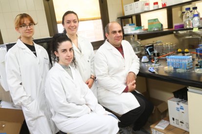 Coral Barcenilla junto a compañeros del grupo de investigación NEWTEC.