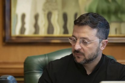 <p>Una imagen cedida que muestra al presidente ucraniano. Volódimir Zelenski, hablando por teléfono con el presidente estadounidense, Donald Trump, desde Kiev, Ucrania, el 19 de mayo de 2025. EFE/Presidencia de Ucrania</p>