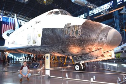 Álvaro posa junto a la Space Shuttle “Discovery” en Chantilly, Virginia, Estados Unidos.