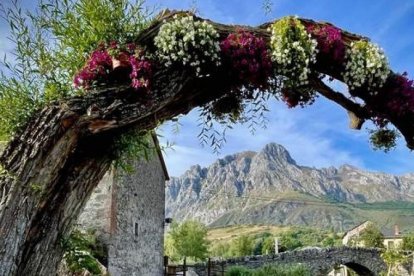 El árbol decorado es lugar de selfies, como el puente romano desde donde se ve el Pico Bodón.