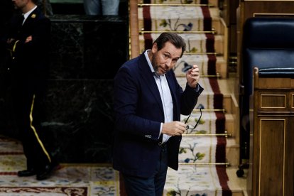 El ministro de Transporte y movilidad sostenible, Óscar Puente, al finalizar una sesión plenaria, en el Congreso de los Diputados, a 14 de octubre de 2025, en Madrid (España).