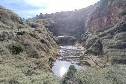 La balsa de la mina de Berbes donde van a investigar si hay restos humanos.