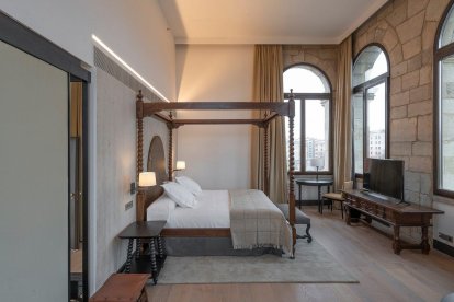 El interior de las habitaciones combina elegancia clásica con detalles contemporáneos, manteniendo la esencia histórica del lugar.