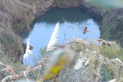 La UME de León y la Policía de Asturias realizan la misión en la balsa de la mina de Berbes.