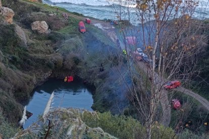 La UME de León y la Policía de Asturias realizan la misión en la balsa de la mina de Berbes.