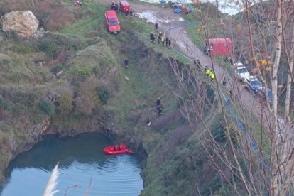 La UME de León y la Policía de Asturias realizan la misión en la balsa de la mina de Berbes.