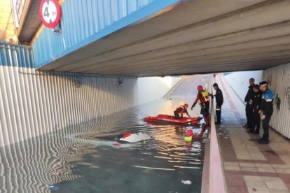 Los bomberos tuvieron que rescatar al conductor tras quedar atrapado en mitad del agua