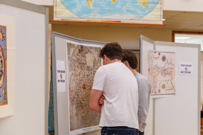 Exposición de cartografía en la Universidad de León.