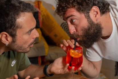 Los hermanos Figuratto junto a su creación