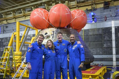 Los astronautas de Artemis II posan junto a la nave espacial Orion.