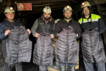 Trabajadores encerrados en la Mina Miura con los chalecos de la Junta Vecinal de Caboalles de Abajo