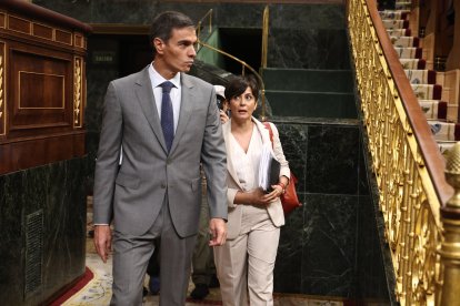 El presidente del Gobierno, Pedro Sánchez, y ministra de Vivienda y Agenda Urbana, Isabel Rodríguez, a su llegada a una sesión plenaria, en el Congreso.