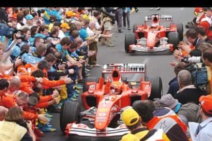 La rotura del motor de Raikkonen provocó la aparición de banderas amarillas, circunstancia que aprovecharon la mayoría de pilotos para realizar el primer repostaje.