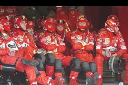 Los principales aspirantes al título del alemán, su hermano Ralf (Williams) y el colombiano Juancho Montoya (Williams), no tuvieron un buen comienzo de carrera.