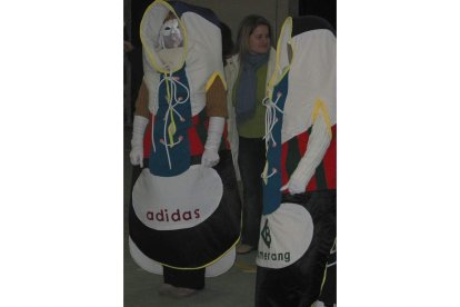 Los participantes en el desfile de Carnaval de Boñar tiran de imaginación y abarcan todos los temas y disfraces para hacer de la jornada un encuentro festivo. CAMPOS