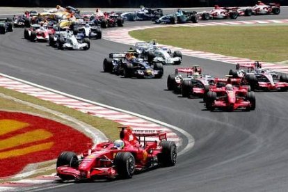 En la arrancada fue rebasado por Alonso, que se jugó el tipo sabedor que nada tenía que perder, y al intentar recuperar su posición se pasó de frenada y se salió de la pista para caer al pozo, en la decimoctava plaza.
