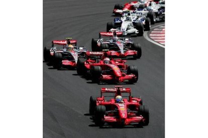 Además, Hamilton experimentó luego un problema mecánico que estuvo a punto incluso de dejarle fuera de la carrera. Consiguió recuperarse, pero cedió de golpe alrededor de cuarenta segundos y prácticamente todas sus opciones.