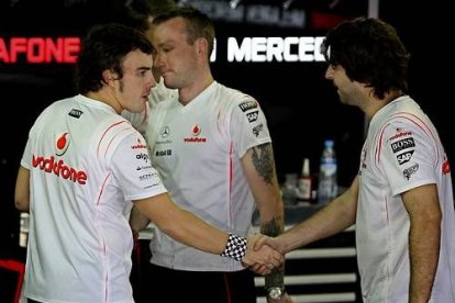 Alonso, por su parte, sí que lo tiene claro: «Después de los problemas de Lewis, la lucha acabó siendo con Kimi, pero no pudo ser. El campeonato no se ha perdido aquí, pero ahora no hay que retroceder en el tiempo», agregó.