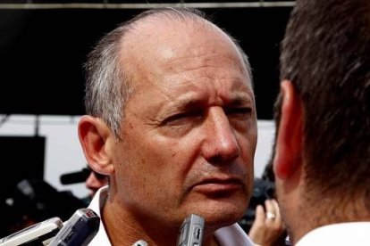 El hombre más buscado por la cámaras fue Ron Dennis, patrón de McLaren. Tras la incertidumbre inicial, se le vio fuera de la pista: «Esto no es fácil para nosotros. Es muy decepcionante. Pero debemos enfrentarlo correctamente y ser deportivos en la derrota. Tenemos que aceptarlo», señaló Dennis.