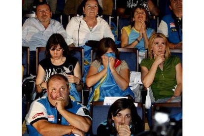 Los gritos y el entusiasmo desbordado de los seguidores de Fernando Alonso alcanzaron los momentos más culminantes cuando las imágenes que ofrecía televisión recogían los primeros adelantamientos del ovetense y la salida de pista de Hamilton.