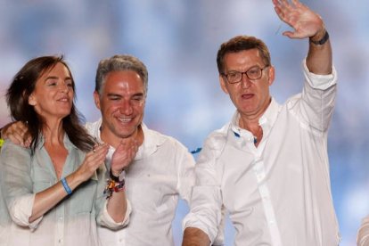 El candidato del Partido Popular, Alberto Núñez Feijoo (d), saluda a los simpatizantes en la sede de los populares en Madrid tras conocerse los resultados. JAVIER LIZÓN