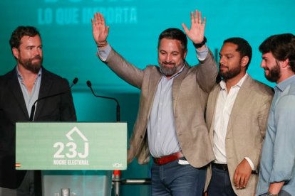 El presidente de Vox, Santiago Abascal, comparece ante los medios de comunicación en su sede de Madrid tras conocerse los resultados de las elecciones. MARISCAL