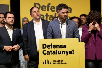 El cabeza de lista de ERC, Gabriel Rufián, junto al presidente de la Generalitat, Pere Aragonès (i), el presidente del partido, Oriol Junqueras (2i), y la número dos de la candidatura, Teresa Jordà (d). ALEJANDRO GAR