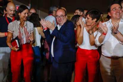 Los dirigentes socialistas Reyes Maroto (i), Miquel Iceta (2i), Isabel Rodríguez (2d) y José Manuel Albares (d), en la sede del PSOE, donde militantes y simpatizantes socialistas esperan las declaraciones del presidente del Gobierno y líder del PSOE, Pedro Sánchez. EFE