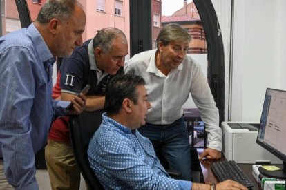El candidato de UPL al Congreso Miguel Ángel Diez Cano sigue el escrutinio en la sede de Unión del Pueblo Leonés este domingo. J, CASARES