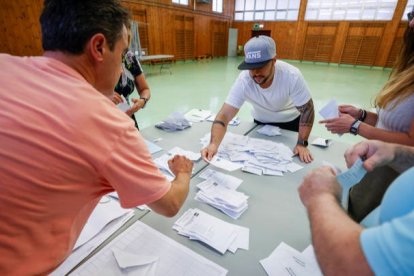 Arranca el escrutinio tras el cierre de colegios en la península. LUIS TEJIDO