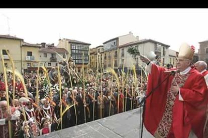 El obismpo de León, Julián López, bendijo los ramos en la plaza de San Marcelo antes de la procesión hacia la Catedral.