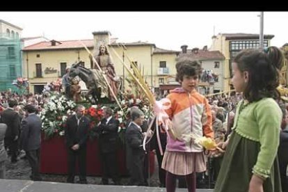 Cientos de niños con sus padres -en algunos casos abuelos u otros parientes- se agolpan aguardando el momento más emocionante de la Pasión para ellos: la bendición de sus ramos