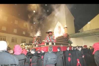 La procesión de la Redención fue una de las perjudicadas por la lluvia caída el domingo en León. Después de veinte minutos de espera, finalmente fue suspendida.