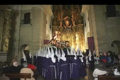 En el interior de la iglesia de los Franciscanos tuvo lugar un pequño acto para compensar la suspensión de los actos previstos en la calle.