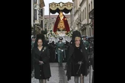 Por su parte, la procesión del Cristo del Gran Poder salió a pesar de las previsiones meteorológicas, aunque tuvo que recogerse antes de programado.