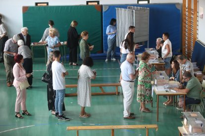 Colas para votar en Ponferrada. L. DE LA MATA